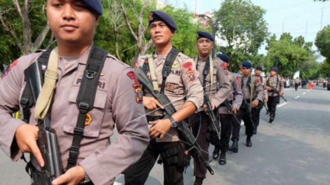 Personel Brimob menuju Polrestabes Medan segera setelah bom bunuh diri
