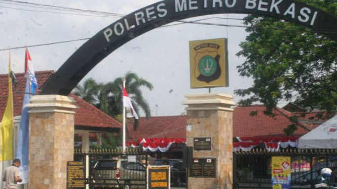 Polres Metro Bekasi jaga ketat pengamanan usai bom meledak di Polrestabes Medan.