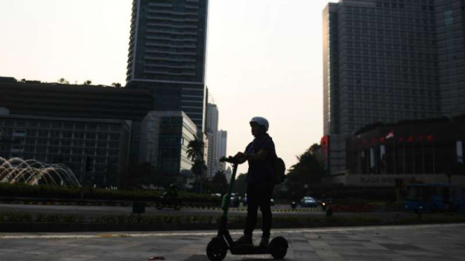 Pengguna skuter listrik di kawasan Senayan, Jakarta. 
