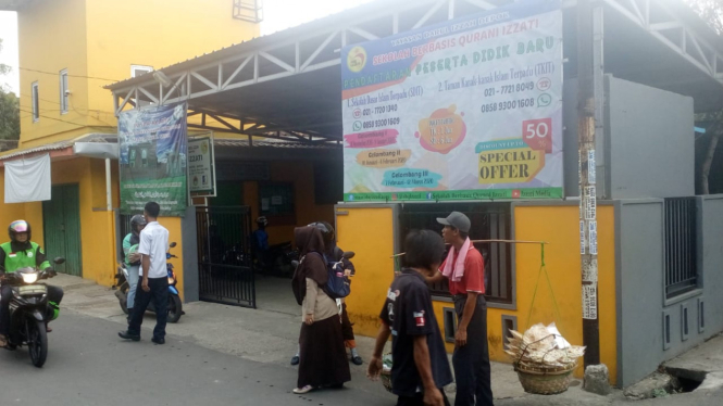 Beranda Sekolah Dasar Islam Terpadu Izzati di kawasan Kelurahan Tanah Baru, Kecamatan Beji, Depok, Jawa Barat.