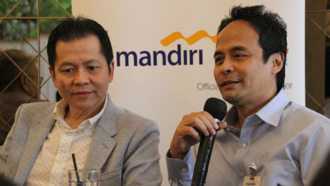 Presiden Direktur AXA Mandiri, Handojo G. Kusuma (kiri)