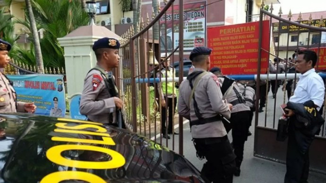 Polisi berjaga-jaga di lokasi bom bunuh diri di Markas Polrestabes Medan Rabu 13 November 2019.