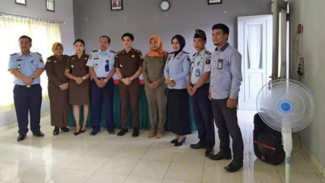 Baiq Nuril (jilbab orange) gunakan seragam Satpol PP