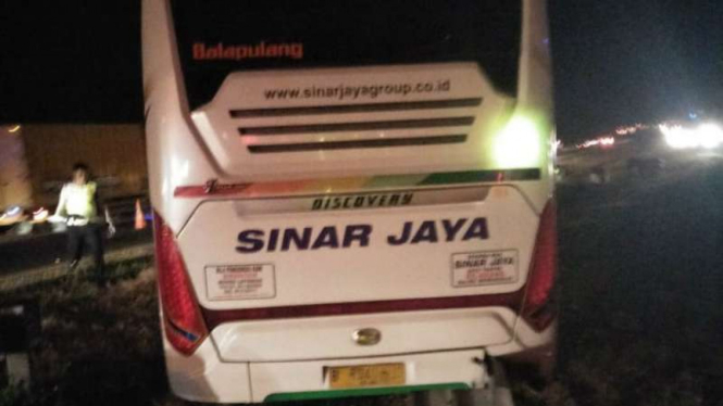Bus Sinar Jaya kecelakaan di Cipali. 