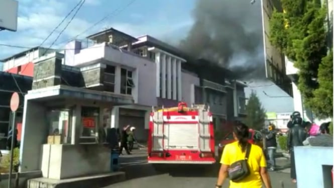 Sebuah ruko terbakar di Kompleks IBC Garut, Jawa Barat.