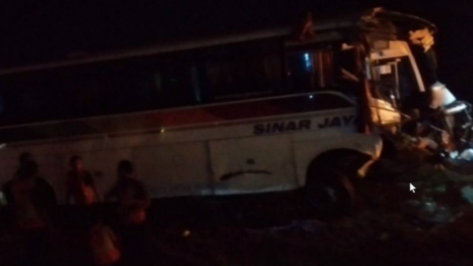 Bus Sinar Jaya yang kecelakaan di Tol Cipali