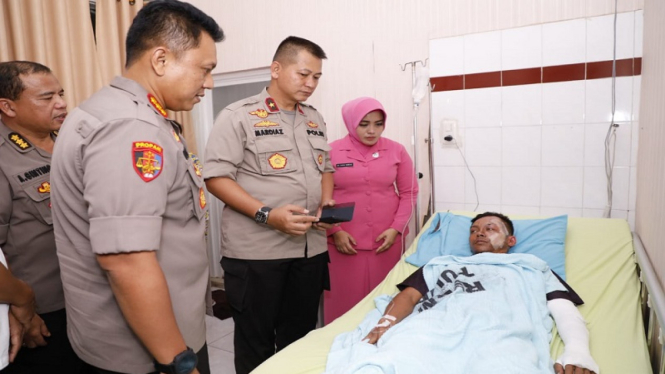 Wakapolda Sumut Brigjen Pol Mardiaz Kusin menjenguk korban bom bunuh diri Medan