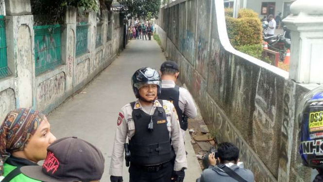 Petugas mengamankan lokasi tempat tas mencurigakan di Pancoran Mas, Depok.