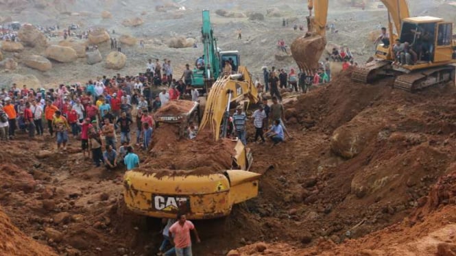 Tim SAR bersama warga mencari seorang pekerja yang tertimbun material tanah longsor di area penambangan tanah Clay, Sungai Sariak, Kecamatan Kuranji, Kota Padang, Kamis, 14 November 2019.