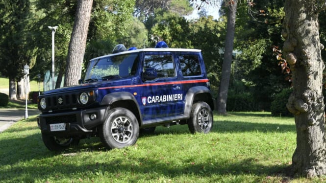 Suzuki Jimny versi mobil patroli polisi Italia