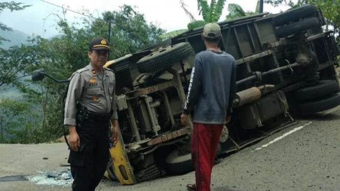 Truk hantam pengendara motor di Jalan Talegong, Garut, Kamis (14/11/2019). Dua orang tewas di tempat.
