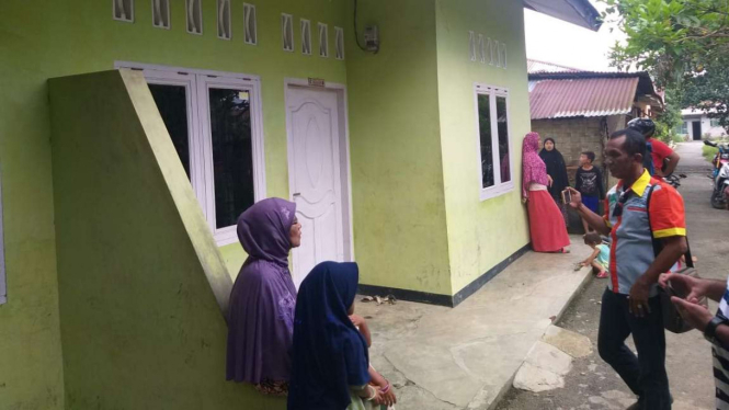 Sejumlah warga berkumpul di depan sebuah rumah kontrakan yang disewa seorang wanita berinisial SA di Kota Binjai, Sumatera Utara, setelah sang penyewa ditangkap Densus 88 pada Kamis, 14 November 2019.