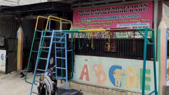 Sebuah sekolah Taman Kanak-kanak Islam Terpadu di Perum Kota Serang Baru, Desa Wibawa Mulya, Kecamatan Cibarusah, Kabupaten Bekasi, Jawa Barat, dilempari batu oleh warga setempat.