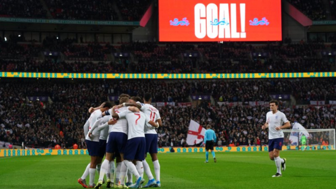Timnas Inggris merayakan gol.