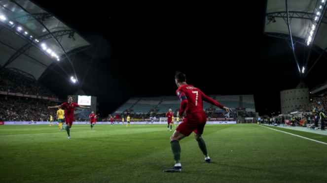 Kapten Timnas Portugal, Cristiano Ronaldo merayakan gol.