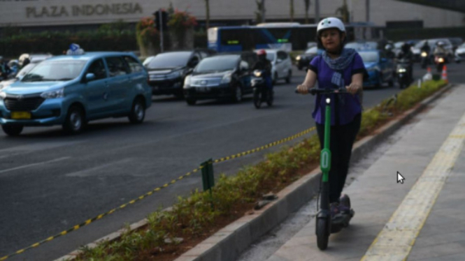 Ilustrasi pengguna skuter listrik di jalanan  