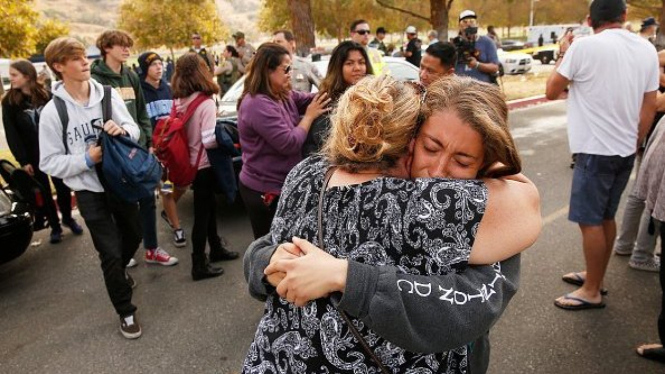 Rachel Ramirez, siswi SMA Saugus, memeluk sang Ibu setelah terjadi penembakan di sekolahnya yang menewaskan dua siswa - Al Seib / Los Angeles Times via Getty Images