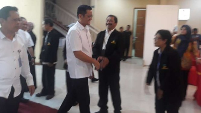 Menteri Sosial, Juliari P. Batubara (berbaju putih/tengah).