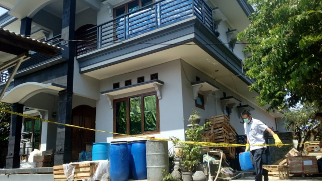 Polisi menggerebek sebuah rumah mewah di Jalan Putri Tunggal, Kelurahan Harjamukti, Kecamatan Cimanggis, Depok, Jawa Barat, pada Jumat, 15 November 2019.
