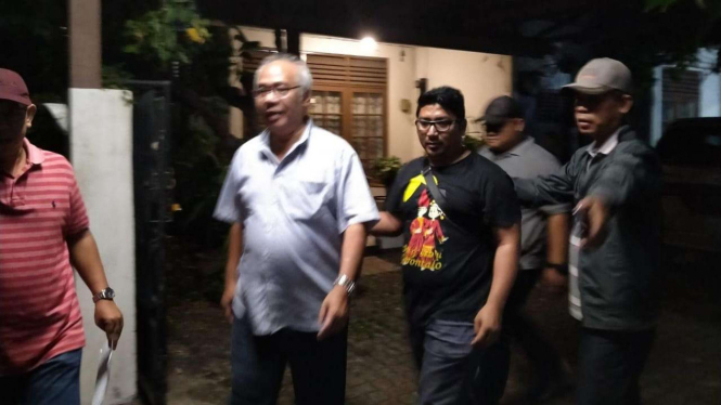 Terpidana Daniel Sunarya Kuswandi (tengah kacamata rambut putih), mantan Direktur Utama PT Iglas, saat ditangkap jaksa di Cilandak, Jakarta, pada Jumat dini hari, 15 November 2019.