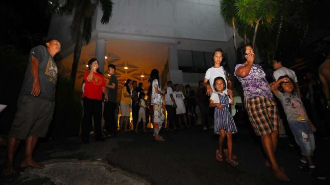 Sejumlah penghuni hotel berhamburan keluar saat terjadi gempa di Manado, Sulut