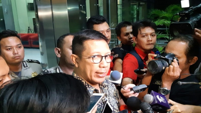 Mantan Menteri Agama Lukman Hakim Saifuddin usai diperiksa KPK