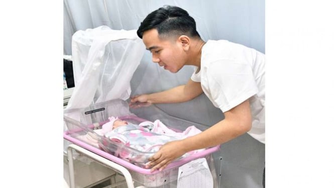 Gibran Rakabuming bersama anak keduanya yang baru lahir, cucu ketiga Jokowi