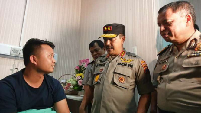 Kepala Kepolisian Daerah Sumatera Utara Irjen Pol Agus Andrianto saat menjengguk para korban bom bunuh diri di Rumah Sakit Bhayangkara, Medan, Jumat malam, 15 November 2019.