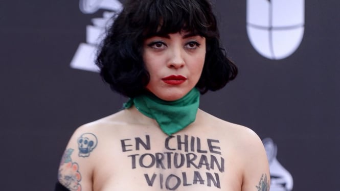 Mon Laferte revealed her chest while walking the red carpet at the Latin Grammy awards - Getty Images