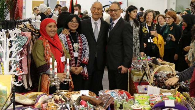 Presiden Portugal dan Dubes RI Ibnu Wahyutomo di pameran kerajinan Indonesia