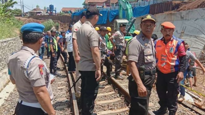 Aparat mengevakuasi para korban ambruknya rangka dinding beton proyek double track kereta api jurusan Bogor-Sukabumi di Kabupaten Bogor, Jawa Barat, pada Sabtu pagi, 16 November 2019.