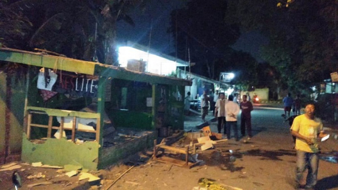 Gardu pos salah satu ormas di Bekasi dirusak saat bentrok terjadi