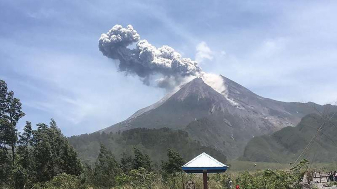 Gunung Merapi kembali erupsi pada Minggu, 17 November 2019 