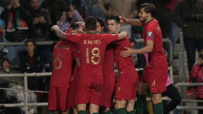 Para pemain Timnas Portugal merayakan gol