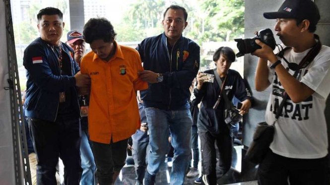 Polisi menunjukkan tersangka penyiraman air keras, FY (tengah), saat rilis kasus tersebut di Mapolda Metro Jaya Jakarta, Sabtu (16/11/2019).  