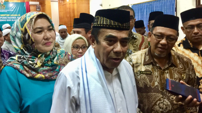 Menteri Agama Fachrul Razi (tengah) usai silaturahmi dengan ASN kantor Kementrian Agama Aceh, di Asrama Haji Embarkasi Aceh, Minggu, 17 November 2019.