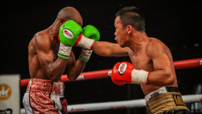 Pertarungan Daud Yordan vs Michael Mokoena. 