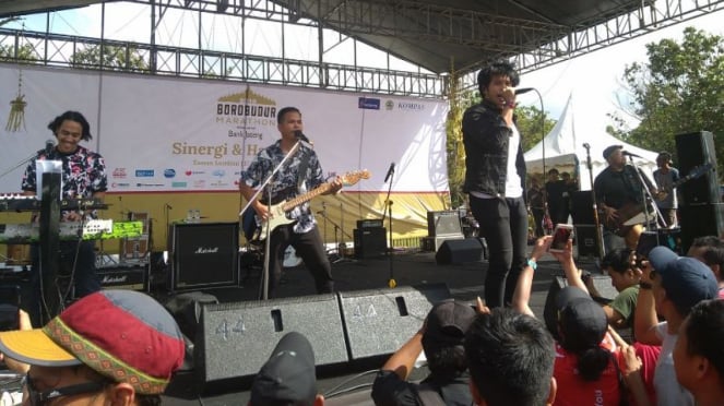 Penampilan band Nidji di panggung utama Borobudur Marathon 2019.