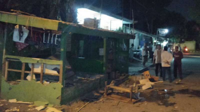 Sejumlah fasilitas umum rusak akibat bentrokan dua kelompok organisasi kemasyarakatan di Kota Bekasi, Jawa Barat, pada Minggu dini hari 17 November 2019.