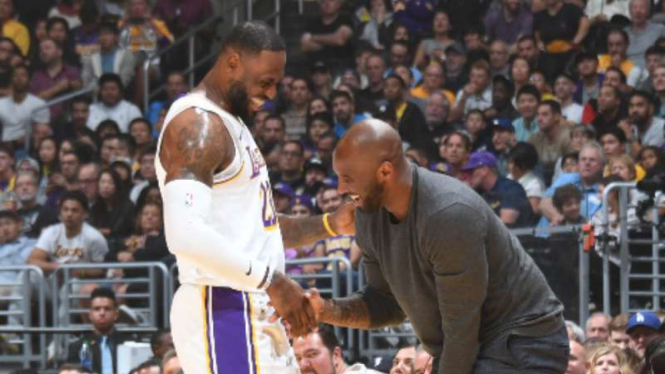 Pemain LA Lakers, LeBron James (kiri) dan Kobe Bryant.
