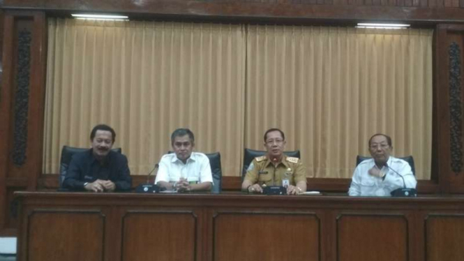 Kepala Dinas ESDM Provinsi Jawa Timur Setiadjit dan perwakilan menajemen PT Pertamina memberikan keterangan soal isu solar langka di kantor Pemprov Jatim di Surabaya pada Senin, 18 November 2019.