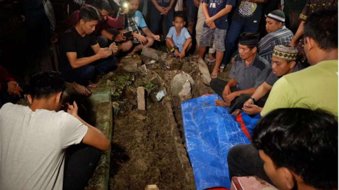 Jenazah pelaku bom bunuh diri di Polrestabes Medan,  dimakamkan. 
