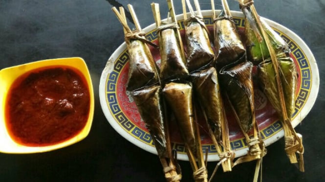 Ketan Pengkang dan sambal Kepah