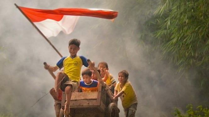 Beberapa anak sedang main gerobak