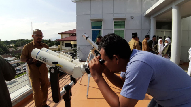 Simulation Of Viewing A Solar Eclipse Through A Telescope At The Ministry Of Religion In Aceh