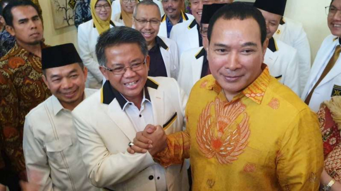 Ketua Umum PKS Sohibul Iman menyambut Ketua Umum Partai Berkarya Tommy Soeharto.