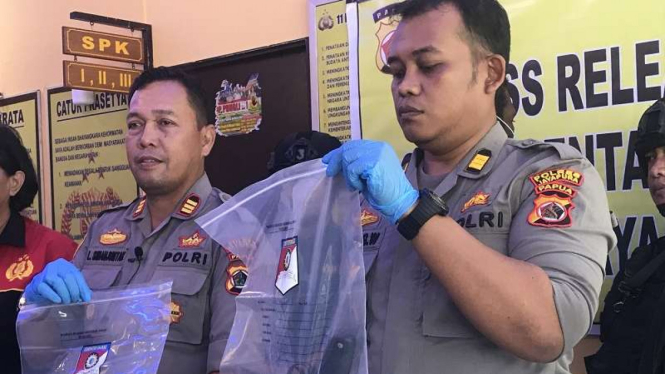 Polisi menunjukan senjata api yang diamankan dari warga Papua