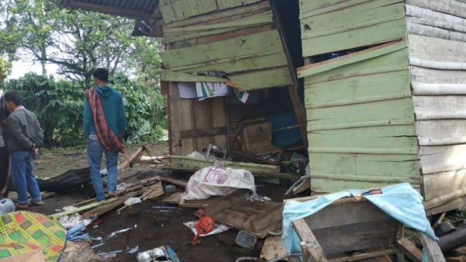 Rumah warga rusah diamuk kawanan gajah liar di Aceh.