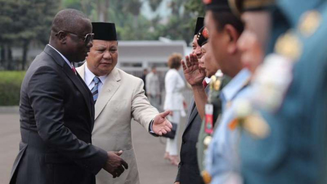 Menteri Pertahanan Prabowo Subianto menerima kunjungan Menteri Pertahanan Ghana, Dominic B.A. Nitiwul, di Kantor Kemhan, Jakarta, Kamis, 21 November 2019.