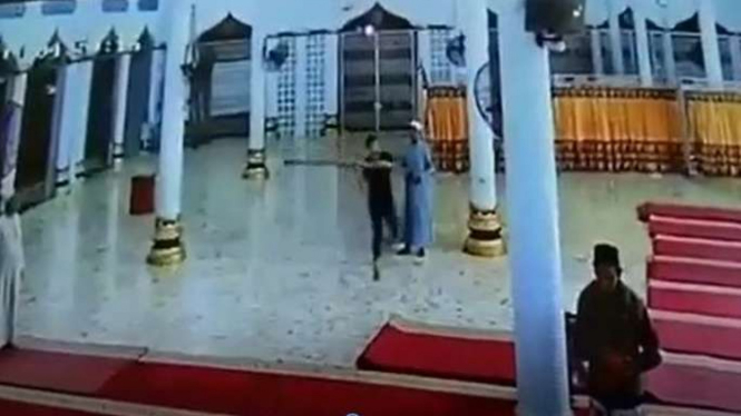 Rekaman CCTV seorang pria mengamuk di Masjid Jami Peusangan Bireuen Aceh.